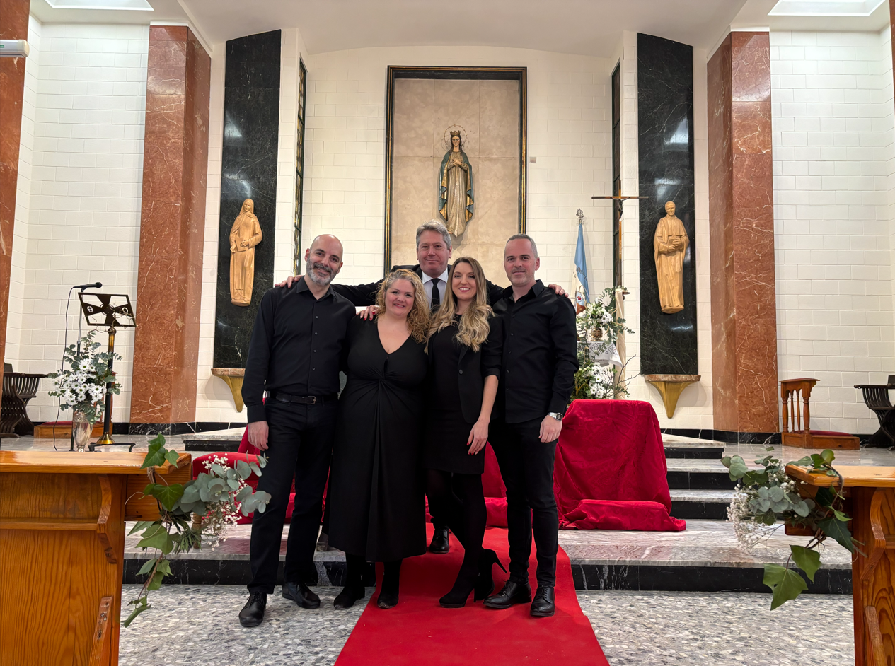 Foto de grupo de Attempo en el interior de una iglesia